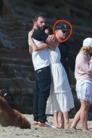 蝙蝠侠大本与小16岁女友海边甜蜜拥吻，马特达蒙被迫吃狗粮