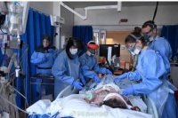 英国百万医护人员被排除在加薪计划外  2万人联名上书约翰逊