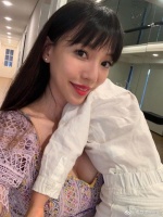 王力宏老婆李靓蕾晒儿子黏人照 穿低胸裙性感火辣