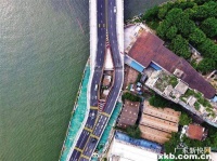 广州海珠“桥中房”房主面对“一窝蜂围观者”委屈落泪