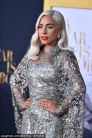 Lady Gaga自曝创作新专辑经历 时常烟不离手大哭