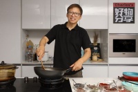 张朝阳直播做饭上演“吃播” “Charles的好物分享”探索带货形式新边界