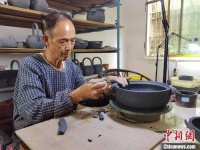贵州七旬老人专研黑砂陶三十余载 延续“土与火”的艺术