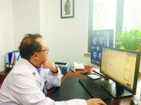 南通首位医学博士的别样人生：在黑白世界里练就“火眼金睛”