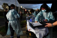 澳大利亚维州近千名医护确诊 卫生系统抗疫能力引担忧