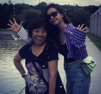 蔡依林与妈妈合影摆搞怪姿势 妈妈手叉腰笑容灿烂