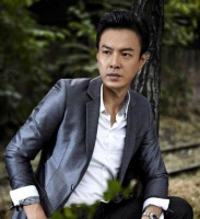 他演《金粉世家》出名，娶美女老师儿女双全，如今44岁婚姻很幸福