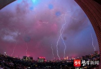 密集闪电闪耀南京上空