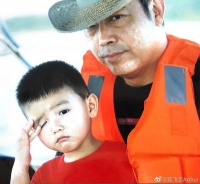 陈飞宇晒童年照为陈凯歌庆生 爸爸怀里揉眼超呆萌