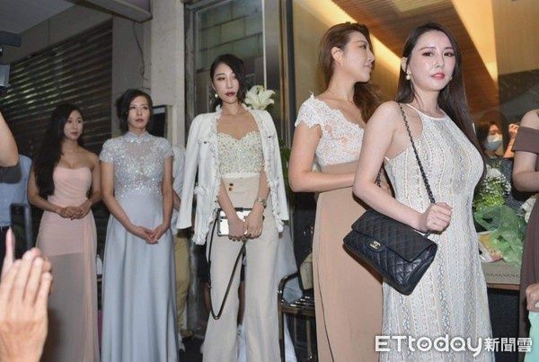 罗霈颖好友穿著礼服出席