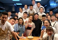 夫妻合影，林心如娇羞靠在丈夫怀中，霍建华颜值暴跌撞脸赵本山