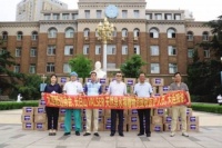 延边商会向医务人员捐赠矿泉水