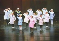 四川大剧院复工首演 《遍地英雄》致敬抗疫川人