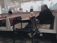 87岁老先生讲述有史以来最伟大的爱情照片背后的故事 令人沉思