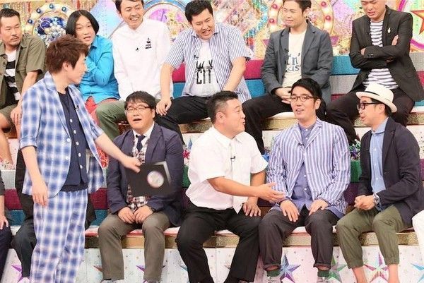 小木博明(前排右2)和矢作兼(前排右)是《男女纠察队》的常客