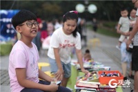 青岛娃娃也来摆地摊 小“摊主”们都卖了什么？