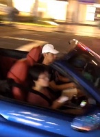 张丰毅与小14岁娇妻同框，开百万豪车排场大，曾被曝出轨95后空姐