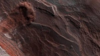 NASA火星勘测轨道飞行器捕获深褐色的雪崩照片