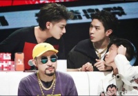 黄子韬与学员热聊 热狗独自坐前面直呼“变边缘人”