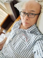 孟非穿病号服自拍 透露刚经历手术麻药过后疼死了