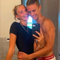 贝克汉姆次子罗密欧秀恩爱 裸身环抱17岁模特女友