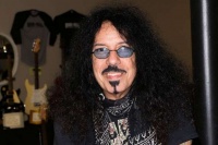 “平静的暴动”乐队鼓手弗兰基·巴纳利去世，享年68岁