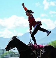 凡泰马术围栏快讯：拉萨雪顿节女骑手现身传统马术表演