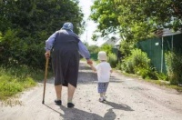 “新型啃老”背后，是老年人对家庭的无限责任