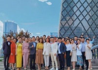 央视主持人大合照，尼格买提却把海阳挡死？回应称：是你太矮！