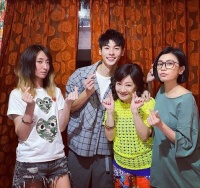 贾静雯在线追星许光汉 晒合照惊叹：真的是偶像