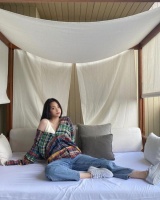 欧阳娜娜晒美照引争议 网友吐槽她穿鞋踩在床上