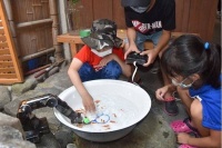 奈良捞金鱼大赛改用新形式 操纵机械臂防疫情传播