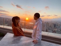 周杰伦昆凌七夕天台看日出 两人甜蜜对望爱意满满