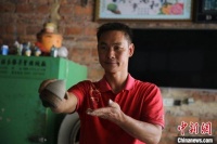 摩托车维修工方寸间演绎陀螺绝技