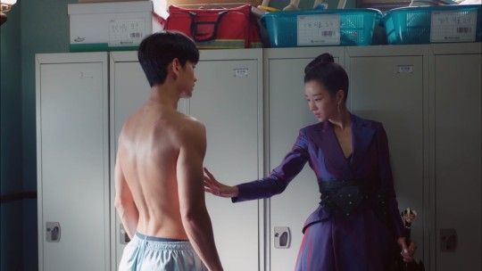 女主抚摸男主(金秀贤饰演)腹肌