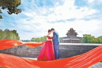 京城天空湛蓝 情侣到故宫筒子河畔拍婚纱照