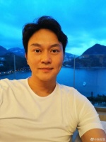 张智霖49岁生日发文感恩粉丝 晒自拍帅气逼人