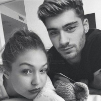 超模吉吉·哈迪德孕肚写真 穿轻纱裙散发母性光辉