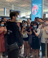 何洛洛发文呼吁粉丝接机注意公共秩序 注意安全