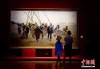 游客在中国美术馆参观脱贫攻坚美术作品展
