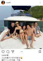 张国荣前女友毛舜筠晒近照，吊带热裤秀身材，与丈夫同框似两代人