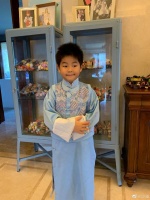 “相声演员”Nemo上台鞠躬！沙溢晒小鱼儿长衫造型