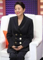 61岁倪萍乘坐高铁给病人让座 网友大赞人美心善