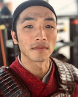 《花木兰》男主幕后照，和刘亦菲贴身合影感情好，网友：越看越帅