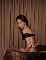 周冬雨绿洲分享晒黑对比图 双手肤色前后差别明显