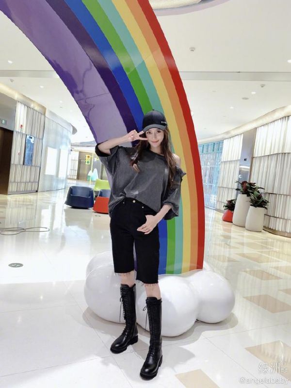baby甜美比耶全身照