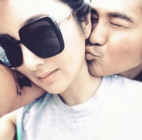 曹格晒与吴速玲甜蜜合照 闭眼亲吻妻子大秀恩爱