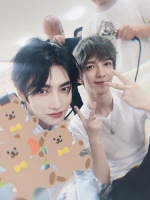 加入天空少年？郭敬明合影胡文煊左叶自称“空4”