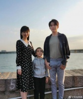 贺梅扮演者与大小贺子秋合影 小演员站C位有原因