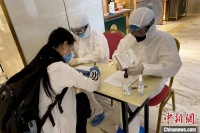 陕西医护人员为归国人员提供“暖心”服务